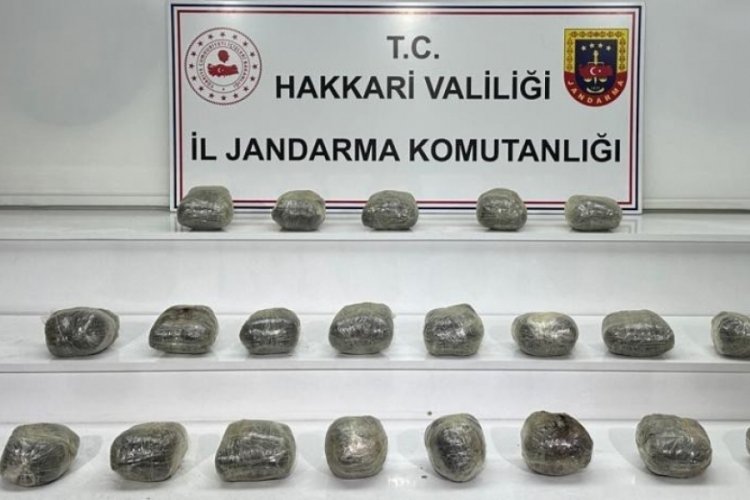 Hakkari'de araziye atılan &ccedil;uvaldan 22 kilo eroin &ccedil;ıktı