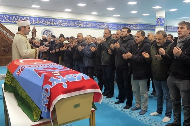 Fransa'da &ouml;ld&uuml;r&uuml;len 19 yaşındaki T&uuml;rk gencin cenazesi T&uuml;rkiye'ye uğurlandı