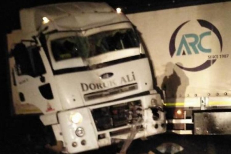 Sivas'ta tır &ccedil;arpıştı! 3 kişi yaralandı