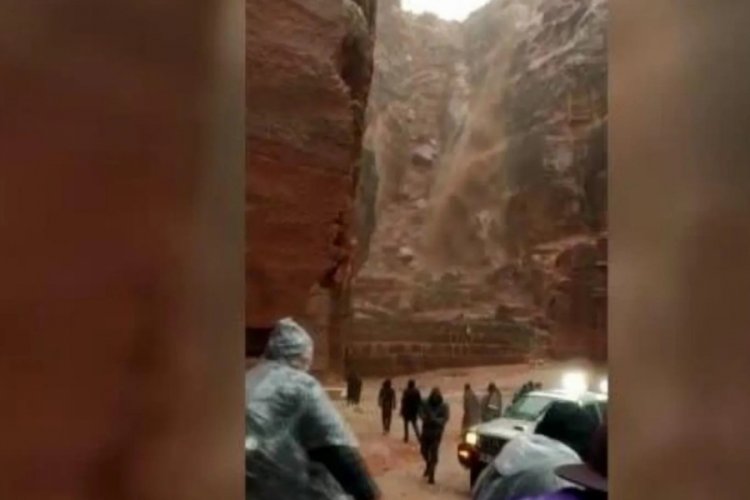 Petra Antik Kenti'nde sel: Turistler tahliye edildi