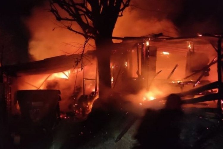 Kocaeli'de ahır yangını: 30 tavuk &ouml;ld&uuml;
