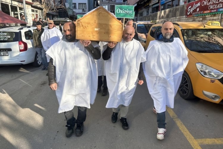 Tunceli'de k&ouml;yl&uuml;lerden kefenli protesto