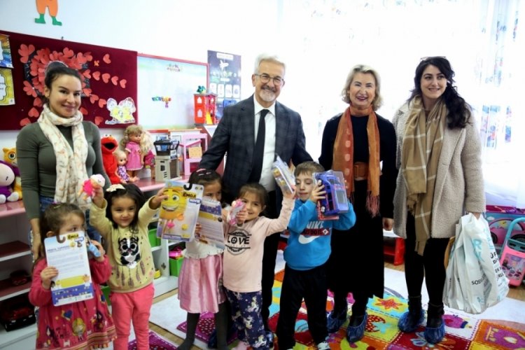 Bursa Nil&uuml;fer Belediye Başkanı Erdem'den &ccedil;ocukları sevindiren hediye