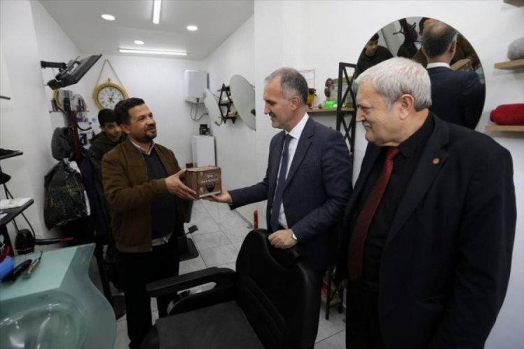 Bursa'da İneg&ouml;l Belediyesi berberlere atık jilet kutusu dağıtıyor