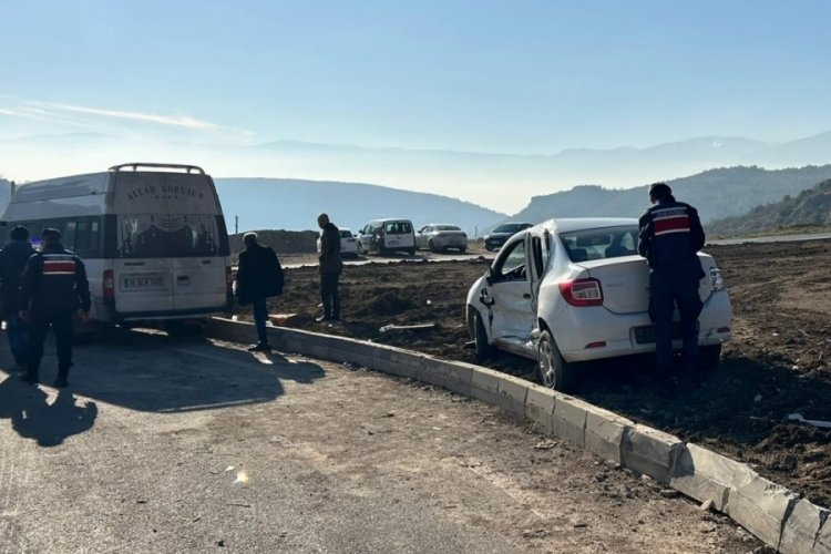 Bursa'da servis minib&uuml;s&uuml; otomobile yandan &ccedil;arptı!