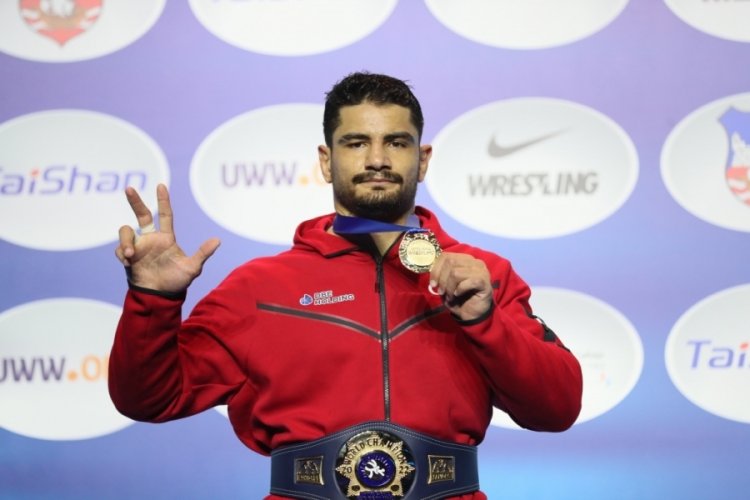 Taha Akg&uuml;l, 2022 yılının en iyi g&uuml;reş&ccedil;isi se&ccedil;ildi