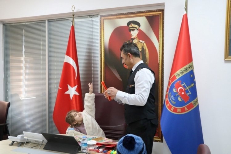 Zonguldak'ta anasınıfı &ouml;ğrencileri jandarmada &ccedil;izgi film izledi