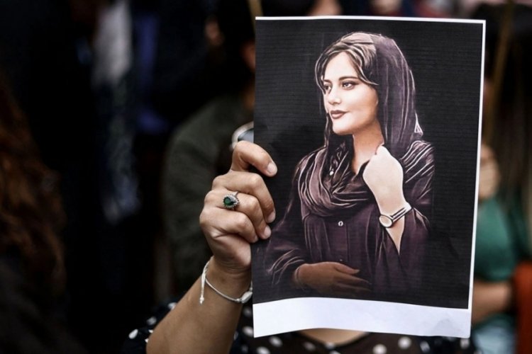 38 yaşındaki İranlı, protesto i&ccedil;in intihar etti