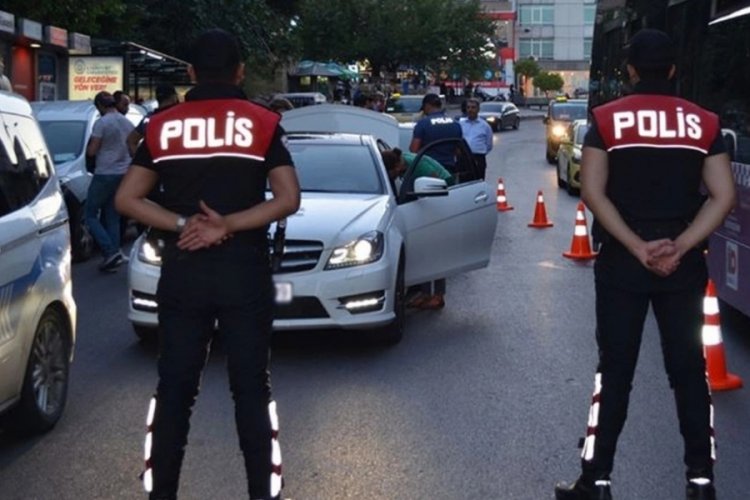 Kocaeli'de polisin 'dur' ihtarına uymayan kişinin aracında uyuşturucu bulundu