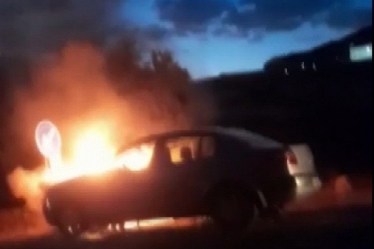 Adıyaman'da seyir halindeki otomobil alev topuna d&ouml;nd&uuml;
