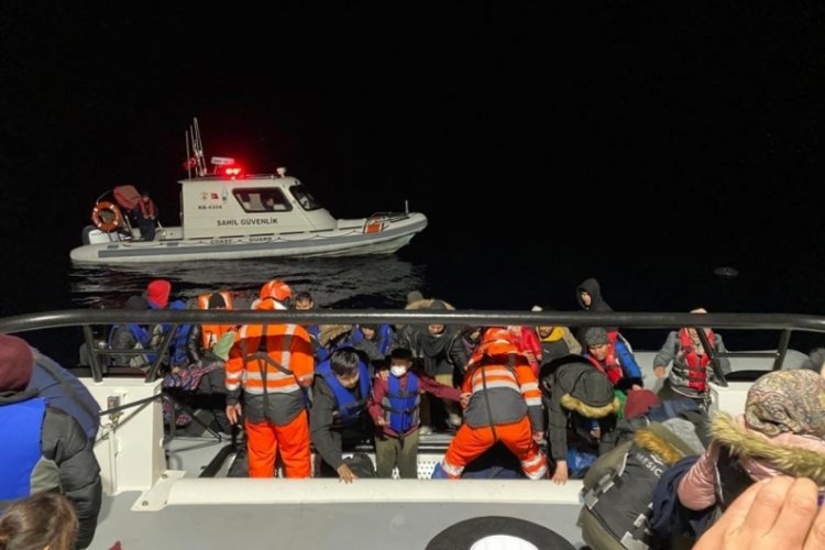 İzmir a&ccedil;ıklarında 49 d&uuml;zensiz g&ouml;&ccedil;men kurtarıldı