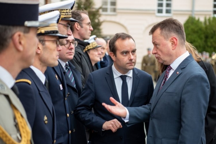 Polonya, Fransa'dan 2 adet g&ouml;zlem uydusu satın alacak