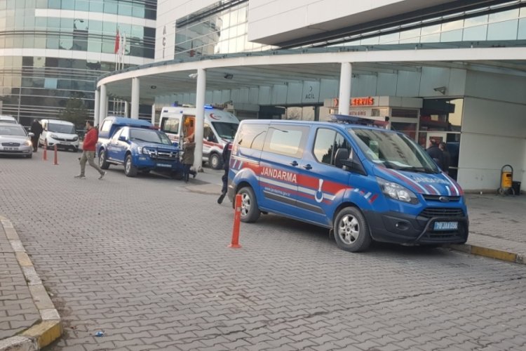 Karab&uuml;k'te &ccedil;ocukların kavgasına aileler de karıştı: Yaralılar var