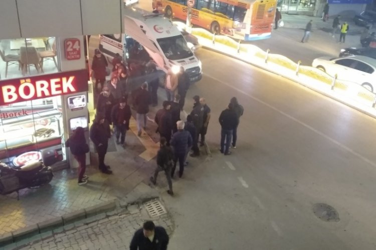 Elazığ'da cadde ortasında bı&ccedil;aklı kavga: 1 yaralı