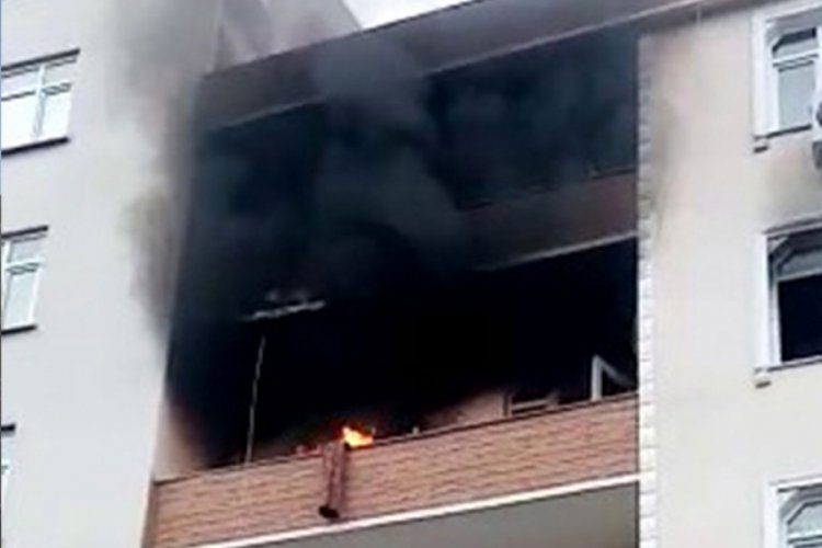 Alevlerden ka&ccedil;mak i&ccedil;in &ouml;nce kızını aşağı attı, sonra kendisi atladı!
