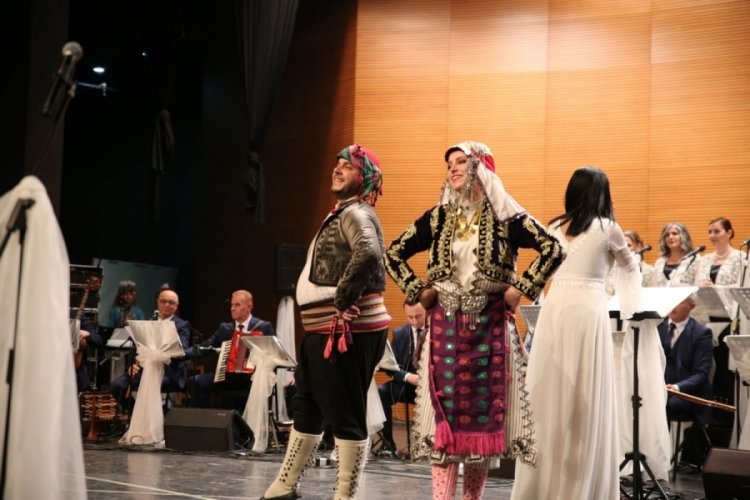 Bursa 2022'ye t&uuml;rk&uuml;lerle veda ediyor