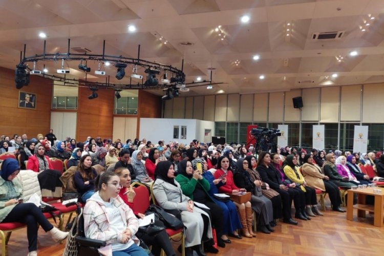 Bursa'da 'Siyaset Akademisi Kadın' programı yoğun katılımla devam ediyor