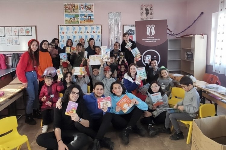 SUB&Uuml; &ouml;ğrencilerinden Akyazı'da kitap bağışı