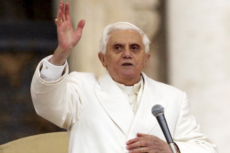 Papa Francis, eski Papa 16. Benedict i&ccedil;in dua istedi