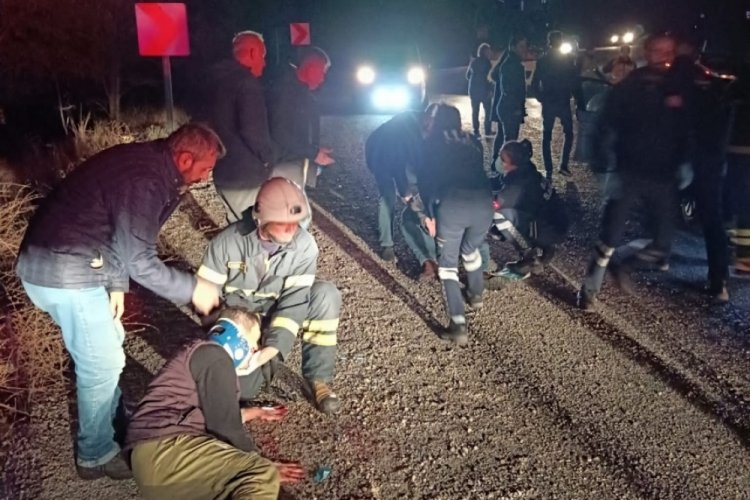 Burdur'da iki ara&ccedil; kafa kafaya &ccedil;arpıştı, 6 kişi yaralandı