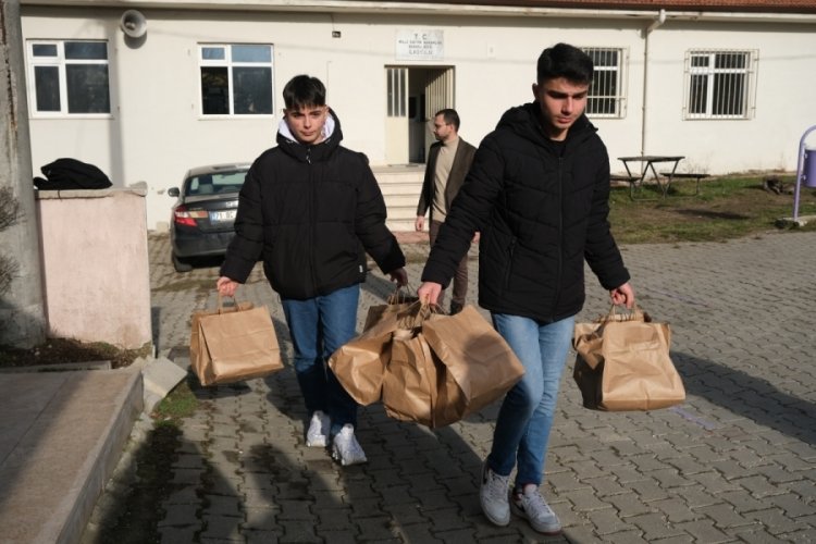 Bursa'da Yıldırımlı &ouml;ğrencilerden kardeşlik k&ouml;pr&uuml;s&uuml;