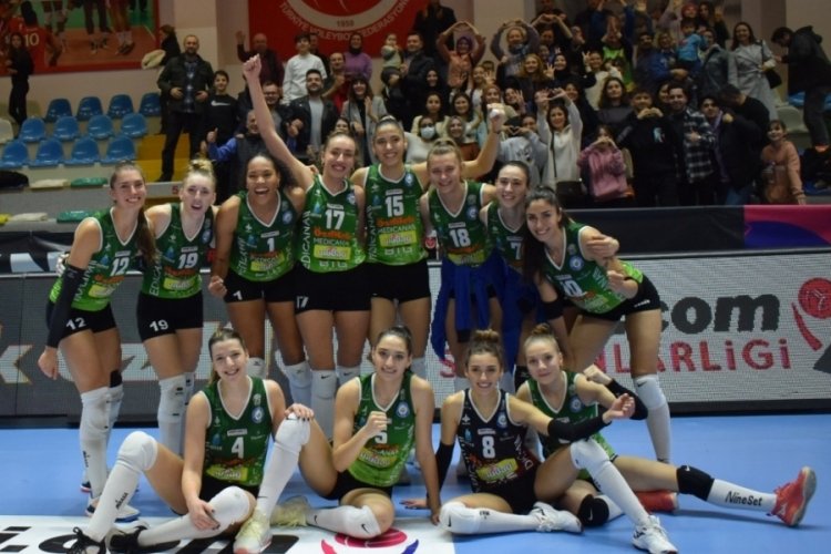 Nil&uuml;fer Belediyespor Kadın Voleybol Takımı, sezonu galibiyetle kapattı
