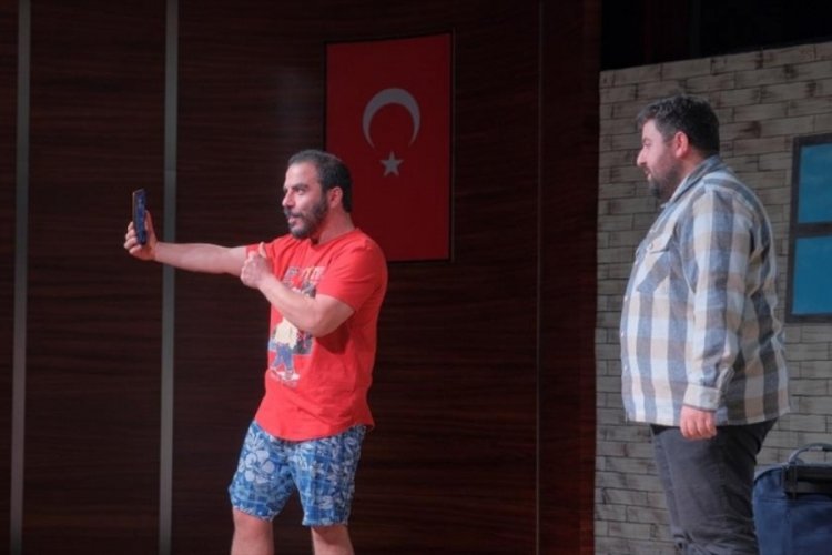 Bursa İneg&ouml;l'de '&Ccedil;evrimi&ccedil;i Gen&ccedil;lik Tiyatro G&ouml;sterisi'