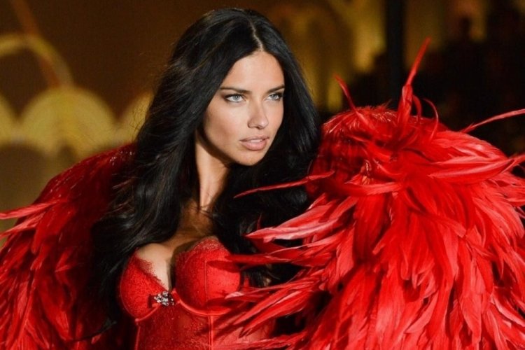 Adriana Lima podyuma &ccedil;ıktı: Yeni g&ouml;r&uuml;nt&uuml;s&uuml; şaşırttı