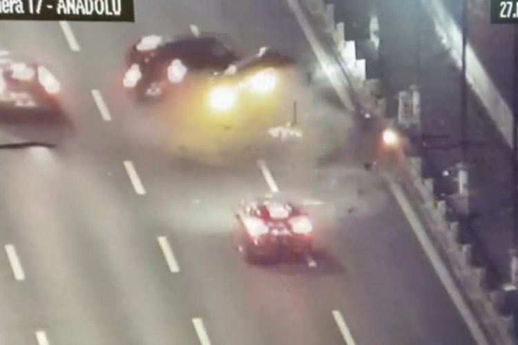 İstanbul'daki zincirleme trafik kazası g&uuml;venlik kamerasına yansıdı
