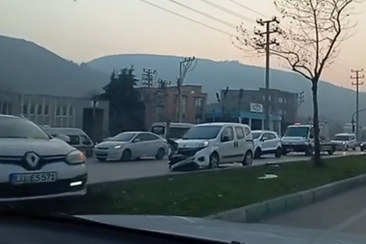 Bursa'da hafif ticari ara&ccedil; &ouml;n&uuml;ndeki otomobile &ccedil;arptı