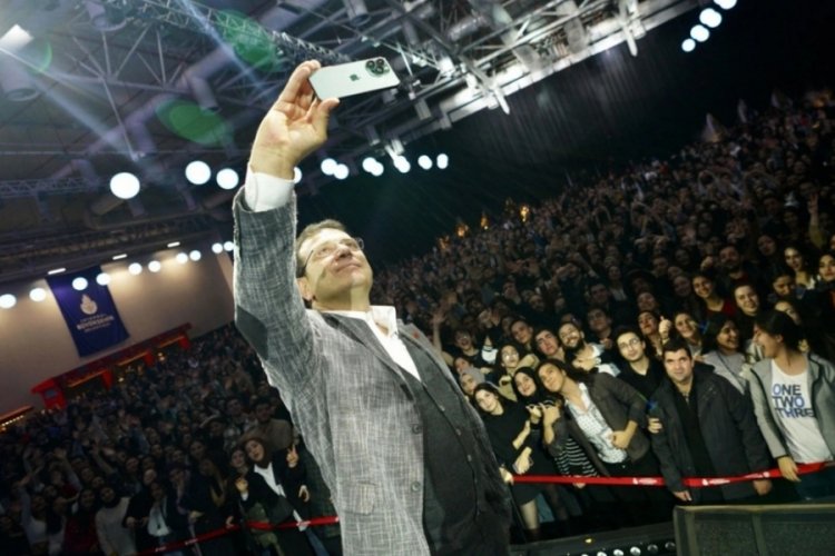İBB yurtlarında yeni yıl coşkusu: İBB Başkanı Ekrem İmamoğlu, etkinlikte gen&ccedil;lerle bir araya geldi