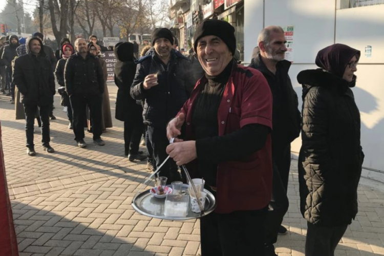 "İ&ccedil;en emekli oluyor" dedi, metrelerce uzayan EYT kuyruğunda tam 200 bardak &ccedil;ay sattı