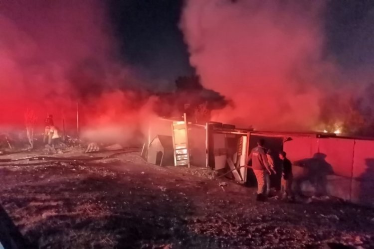 İzmir'de baraka yangını! Alevler geceyi aydınlattı