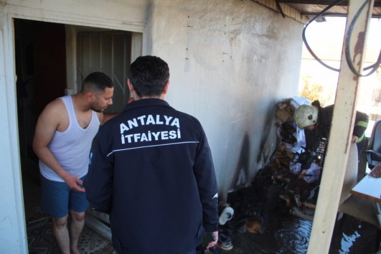Antalya'da yangına uykuda yakalanan adamı itfaiye uyandırdı