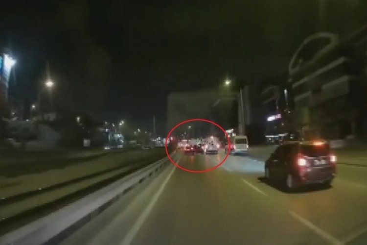 Bursa'da otomobil servis aracına &ccedil;arptı