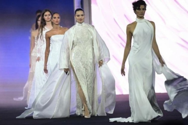 Doğum yapan Adriana Lima podyuma &ccedil;ıktı