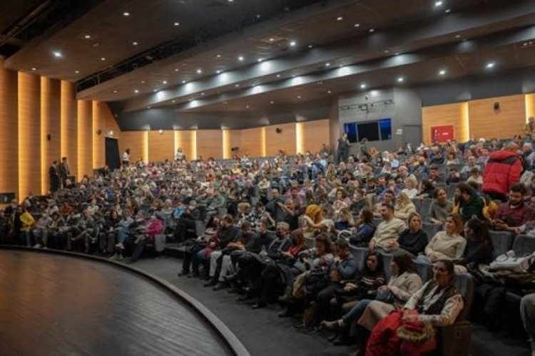 Bursa B&uuml;y&uuml;kşehir tiyatrosu, İzmir'e 'misafir' oldu