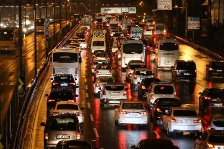 İstanbul'da yılın son iş g&uuml;n&uuml;nde trafik yoğunluğu y&uuml;zde 71'e y&uuml;kseldi