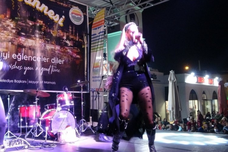 Marmaris'te Tuğba &Ouml;zay r&uuml;zgarı esti