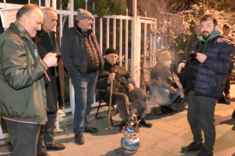 EYT başvurusu yapmak i&ccedil;in geceden kuyruğa girdiler