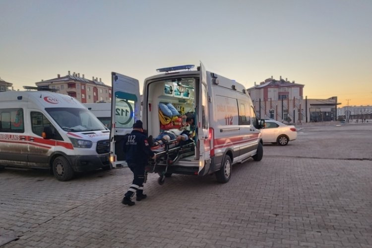 Hayvan y&uuml;kl&uuml; kamyonet ile hafif ticari ara&ccedil; &ccedil;arpıştı: 5 yaralı