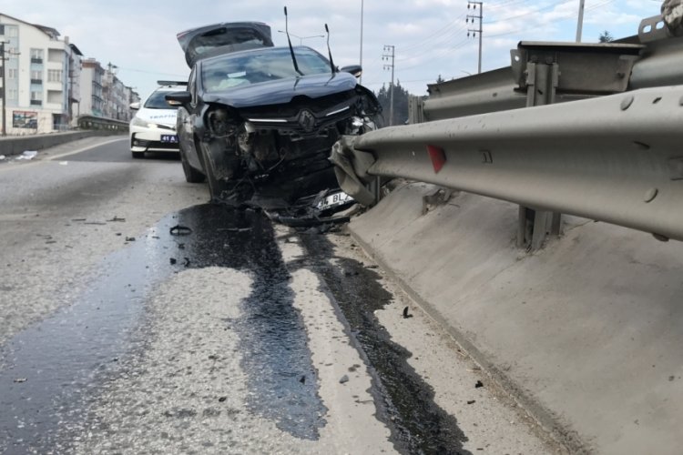 Yol ayrımında bariyerlere &ccedil;arptı: 3'&uuml; &ccedil;ocuk 6 yaralı
