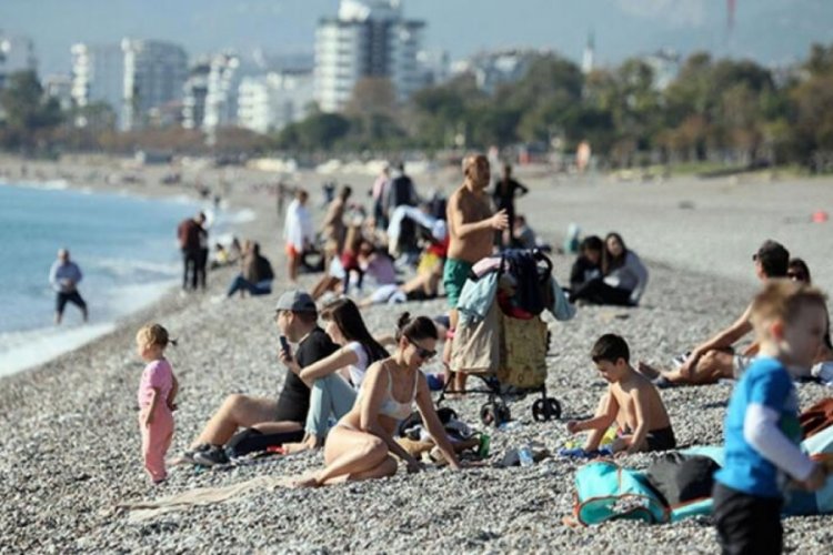 Yılın son g&uuml;n&uuml; Antalya'da denize girdiler