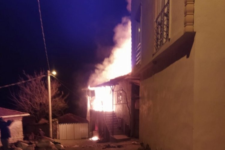 Bursa'da korkutan yangın! Ev ve iki depo tamamen yandı