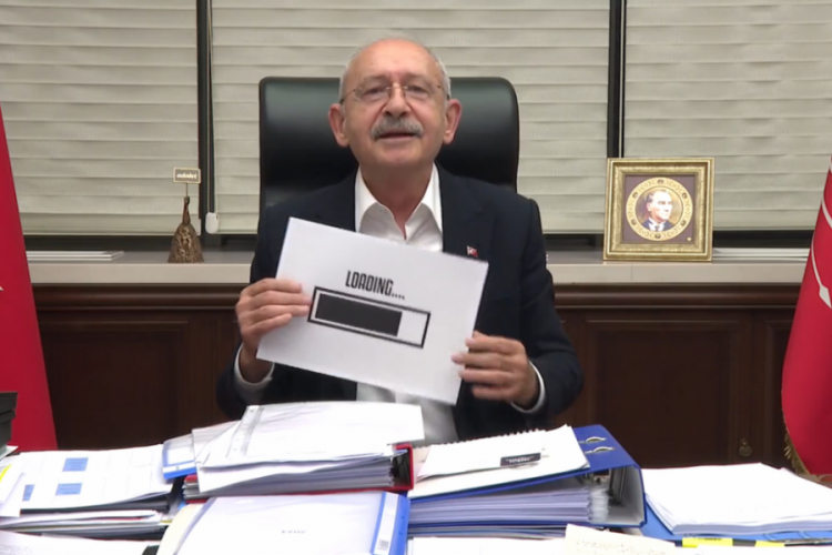 Kılı&ccedil;daroğlu'dan yeni yıl mesajı: Beklediğiniz yıl, sonunda geldi, loading, loading, loading...