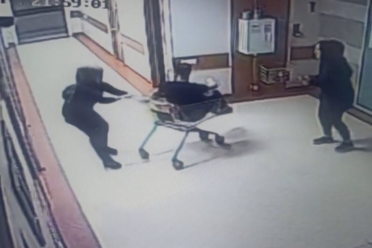 Elazığ'da hastane &ccedil;alışanları yoğun bakım &uuml;nitesi &ouml;n&uuml;nde TikTok videosu &ccedil;ektiler!