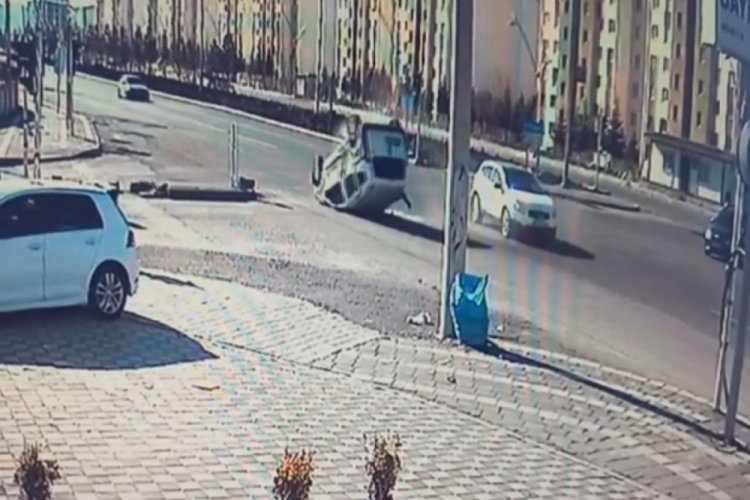 Kontrols&uuml;z kavşağa daldı, &ccedil;arpışarak takla attı