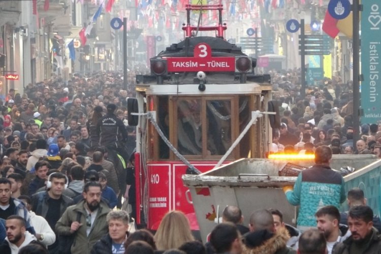 İstanbul Taksim'de vatandaşların yılbaşı yoğunluğu