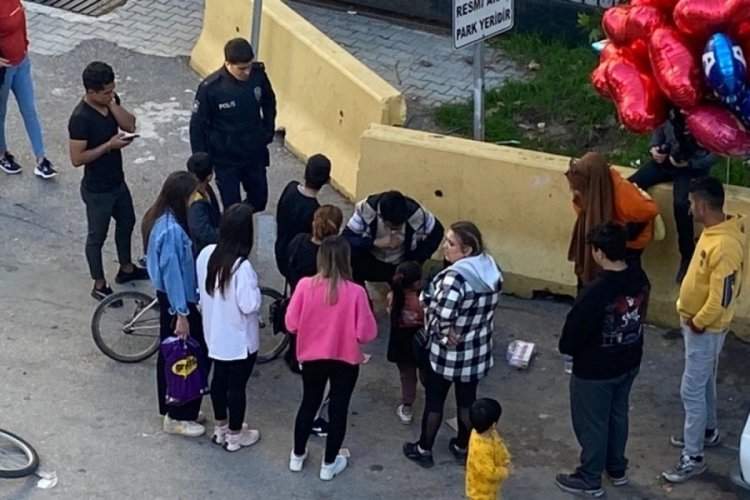 Antalya'da arkadaşları tarafından darp edilen mendilci &ccedil;ocuğun yardımına vatandaşlar koştu