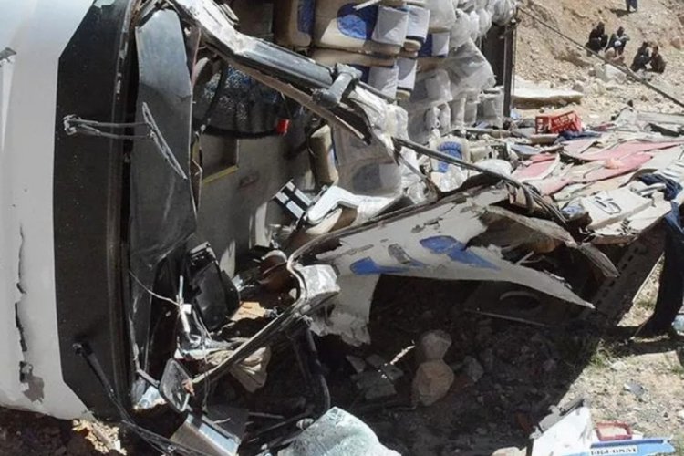 Meksika'da otob&uuml;s u&ccedil;uruma yuvarlandı: 15 &ouml;l&uuml;, 24 yaralı